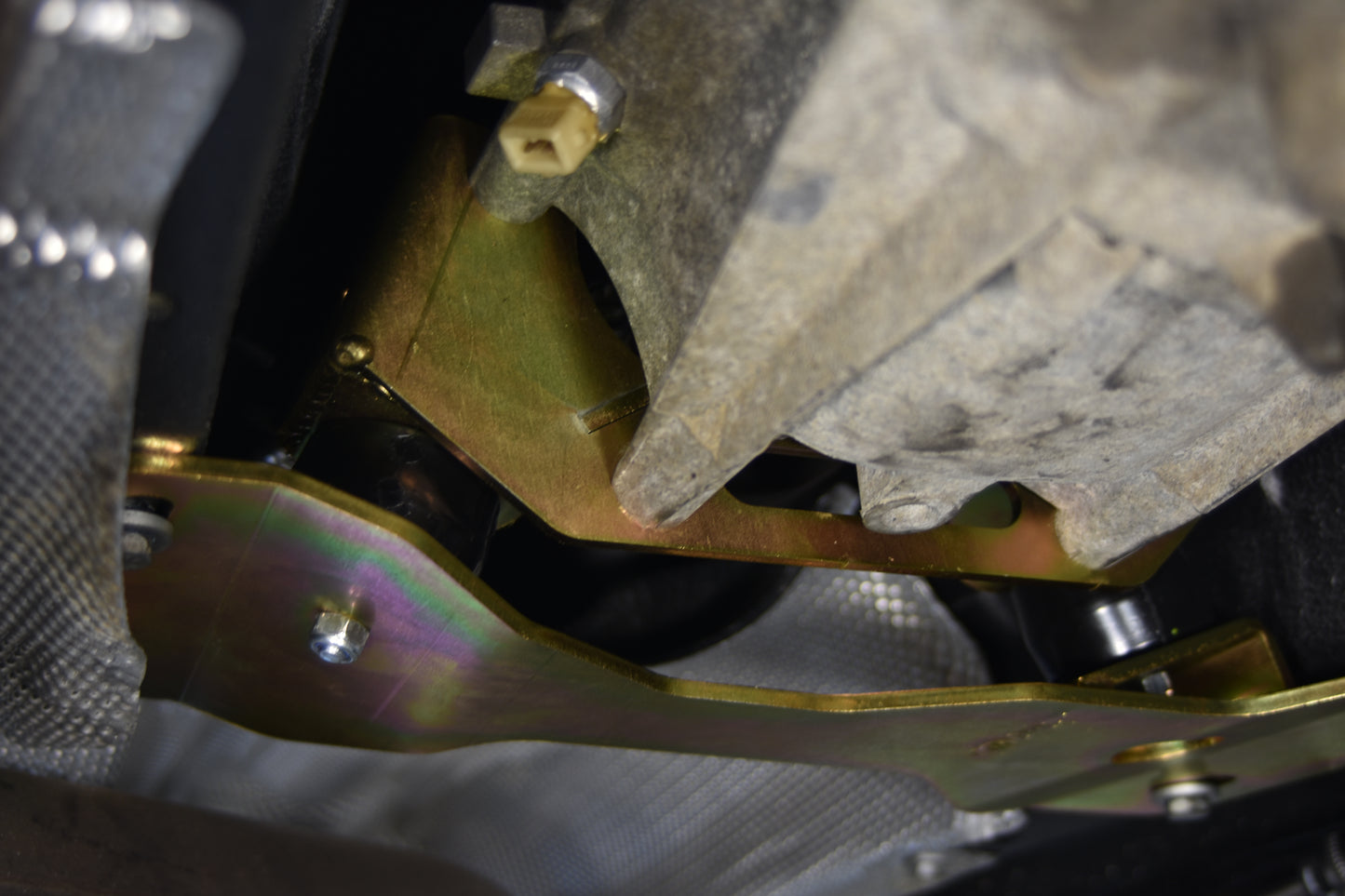 E46 non-M 6-Speed  Steel Upper Transmission Mount